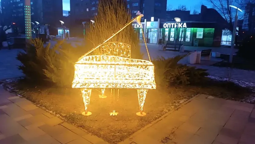 Музыкальные светящиеся украшения установили на улицах Волжского к Новому году