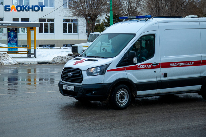 Пенсионерка попала под колеса двух авто в Волжском