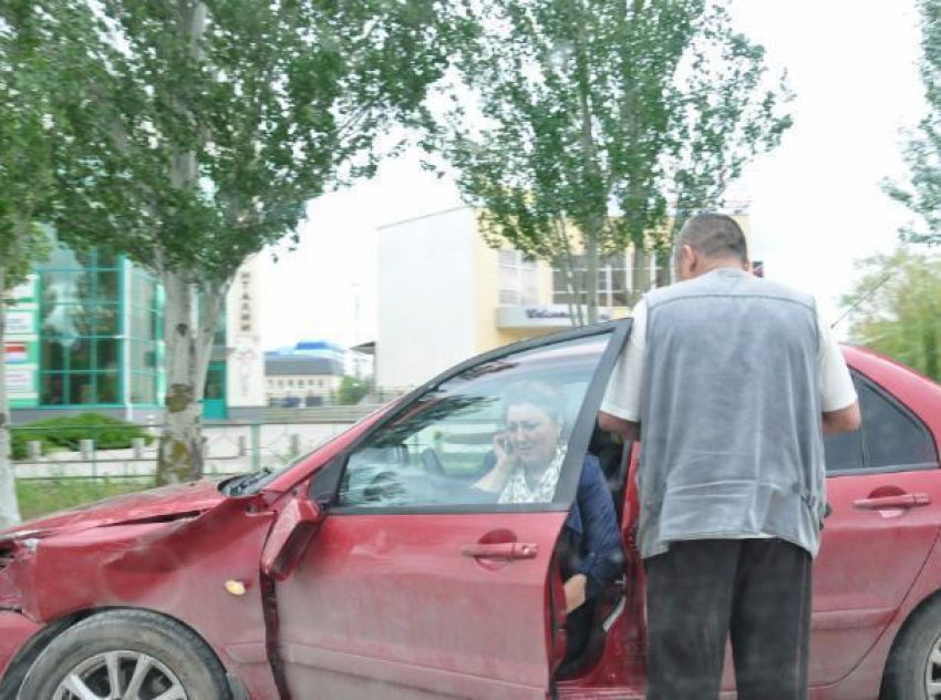 В Волжском автоледи на Mitsubishi Lancer догнала автобус 