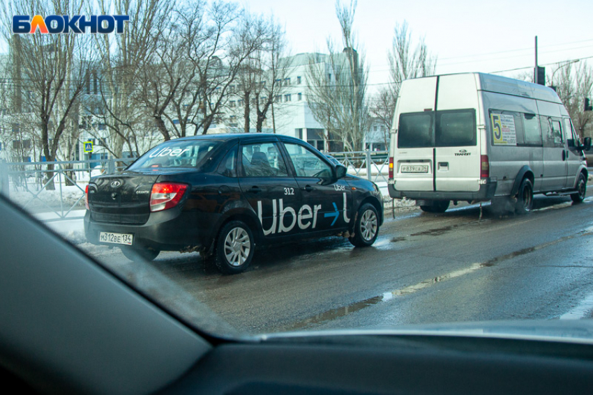 Женщина получила ушиб после падения в маршрутке в Волжском