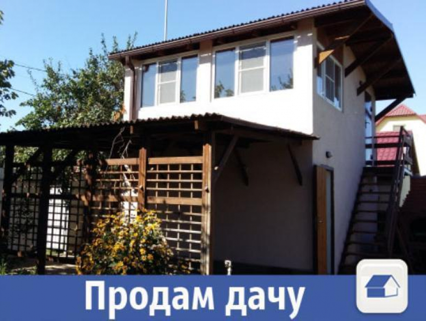 Двухэтажный дачный дом и участок продается в Волжском