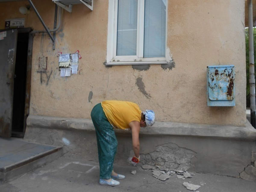 Управкомпанию из Волжского заставили отремонтировать крошащийся дом