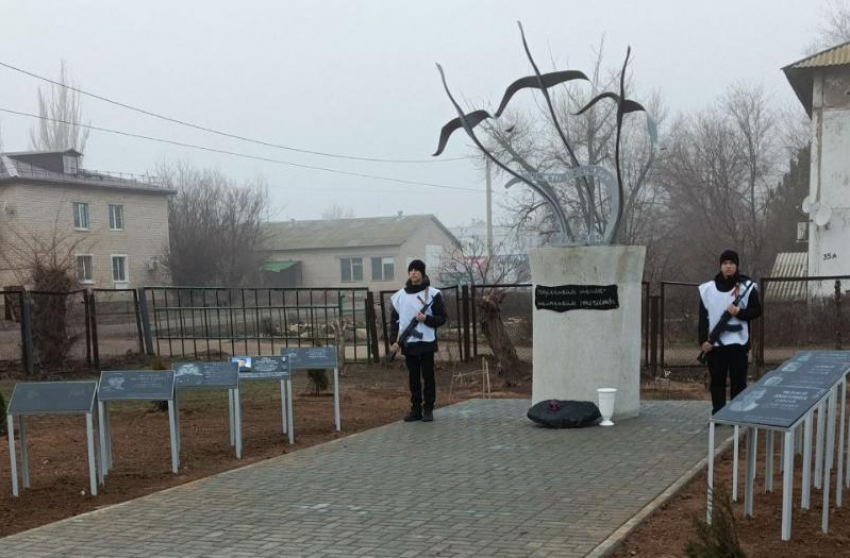 Близ Волжского открыли памятник воинам – выпускникам школы, погибшим при исполнении служебного долга