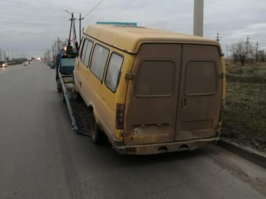 Маршрутку в аварийном состоянии эвакуировали с дороги в Волжском