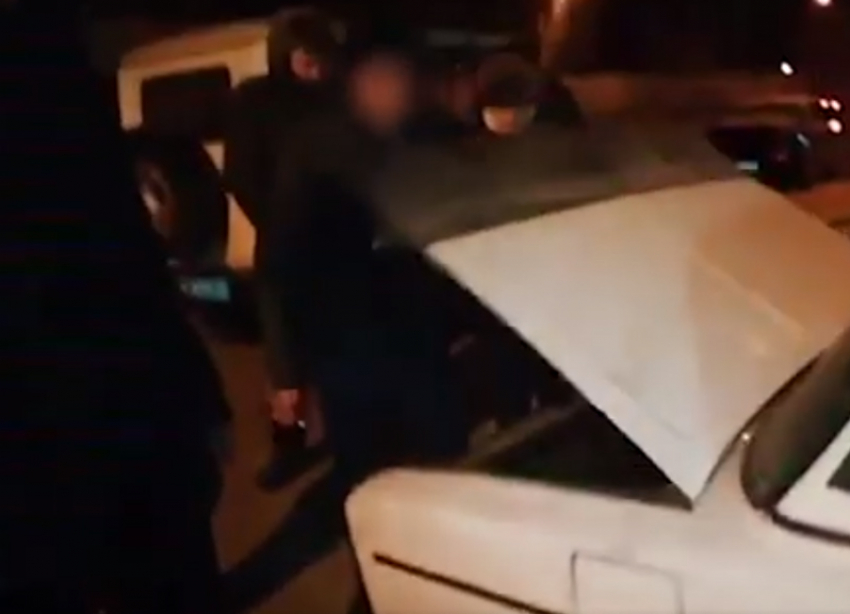 «Девяностые» вернулись: три подростка в Волгограде избили автомобилиста и забрали ценности