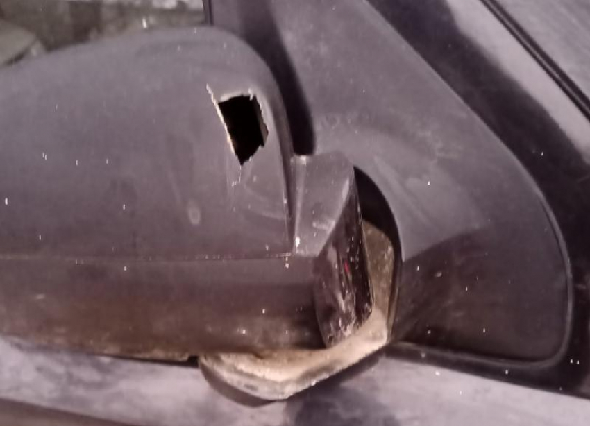 Пьяные возлюбленные во время разборок сломали автомобильное зеркало в Волжском