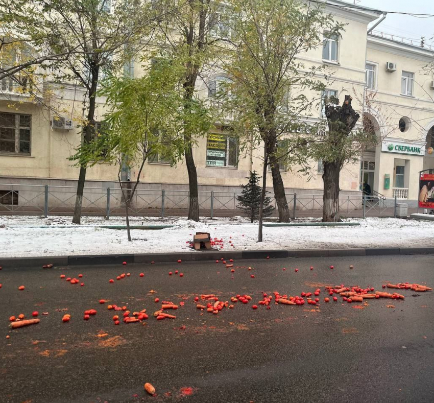 Дорогу в Волжском засыпали овощами