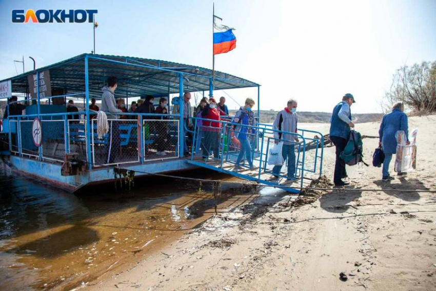 Паром «Дачник-1» приостанавливает работу из-за сброса воды в Волжском