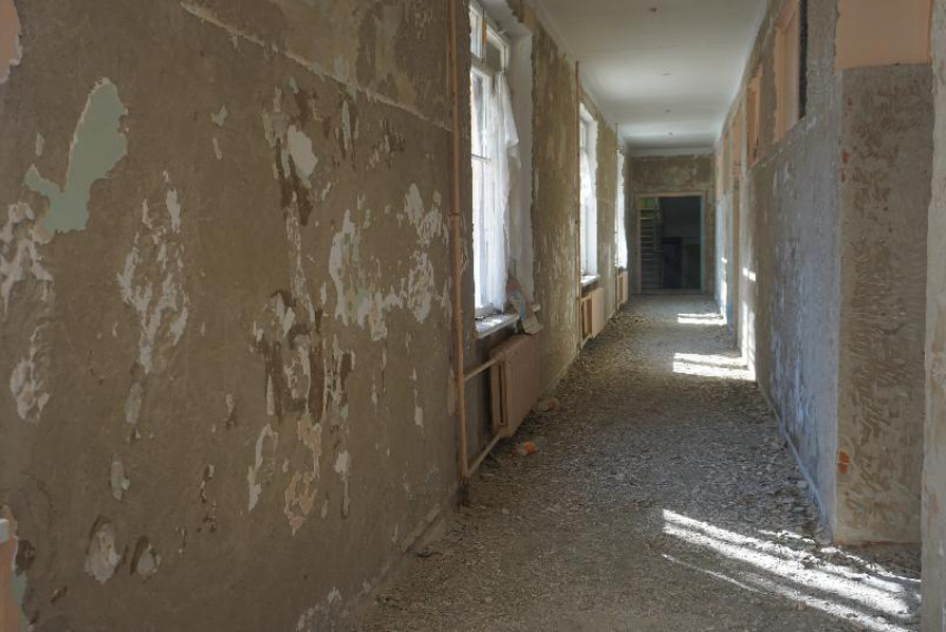 В Волжском начали капитальный ремонт двух школ