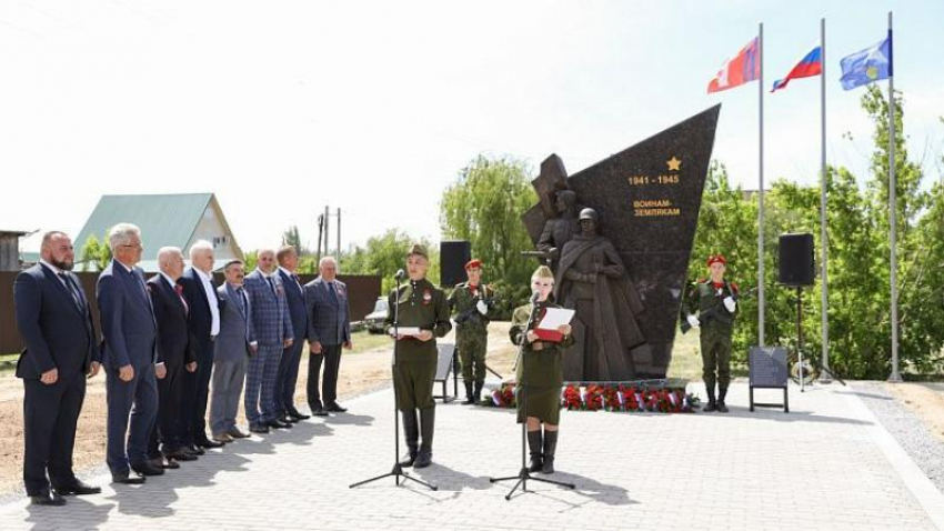 Памятник «Воинам-землякам» открыли в поселке близ Волжского