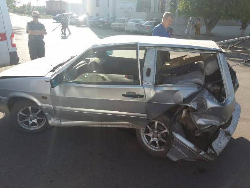 Неадекватный водитель иномарки устроил разборки с полицейскими после сильной аварии в Волжском
