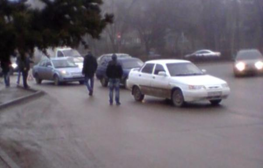 В Волжском из-за столкновения трех машин образовалась пробка