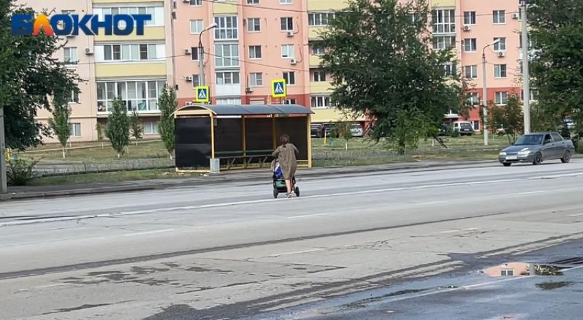 Женщина с коляской перебегала дорогу в Волжском: видео