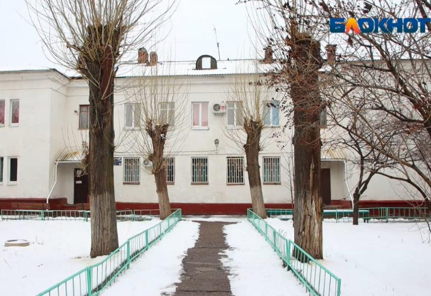 Учителя бьют тревогу: здание вечерней школы в Волжском хотят продать