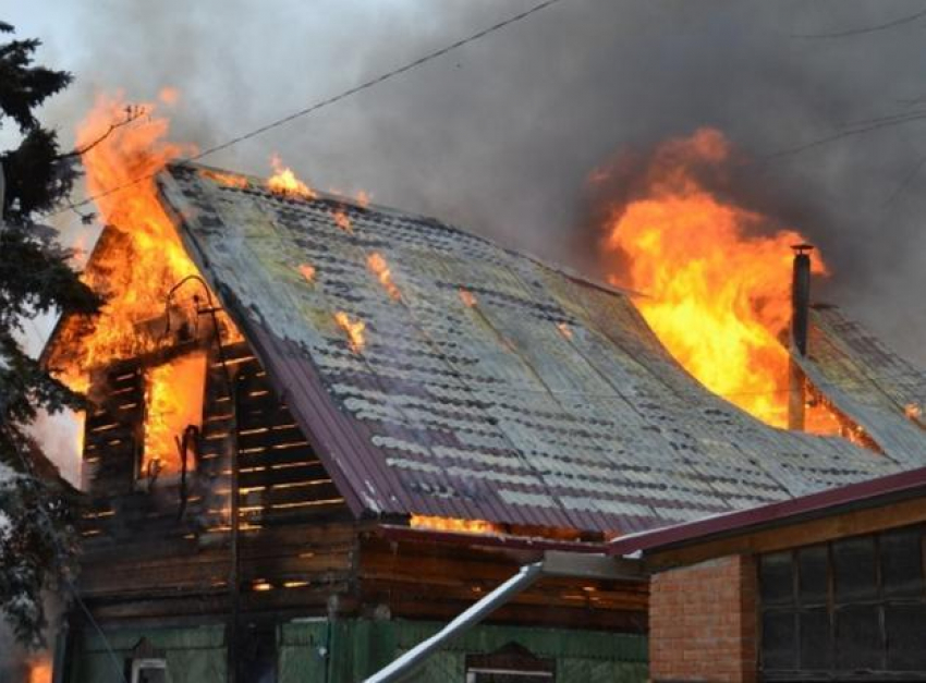 Под Волжским горел частный деревянный  дом