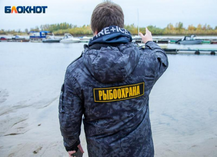 Близ Волжского задержали рыбака, который ловил сетью