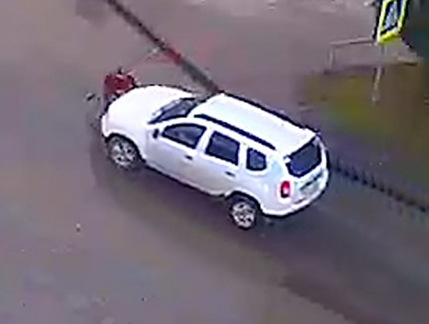 Шокирующее видео, как беспардонный водитель таранит на «зебре» пешехода, сняли в Волжском