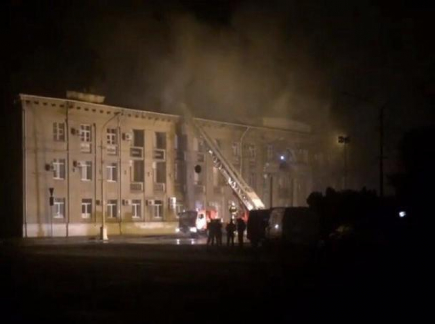 Четыре часа тушили здание администрации в Волжском