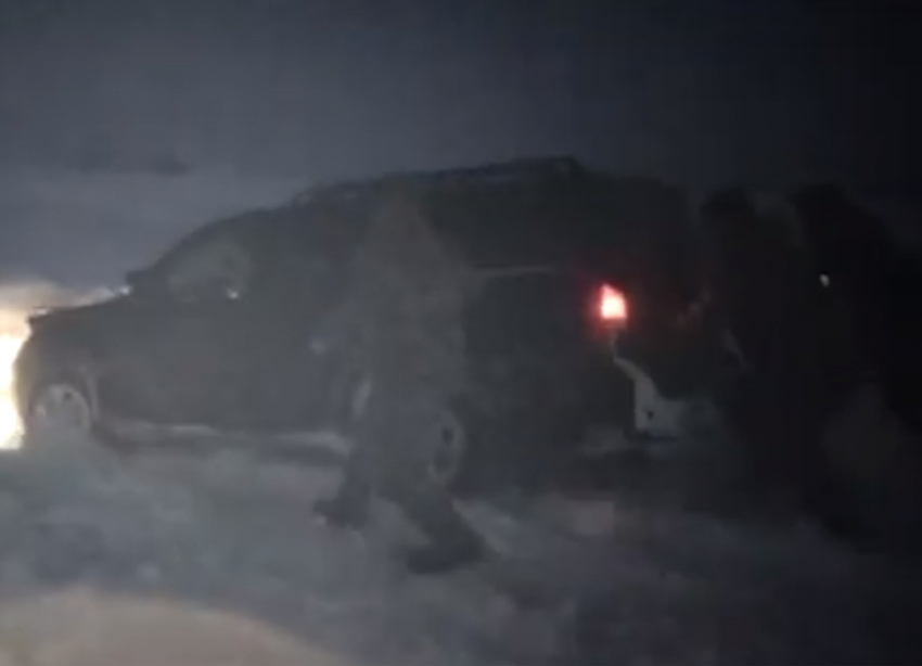 В Волгоградской области водитель на внедорожнике попал в снежный плен 