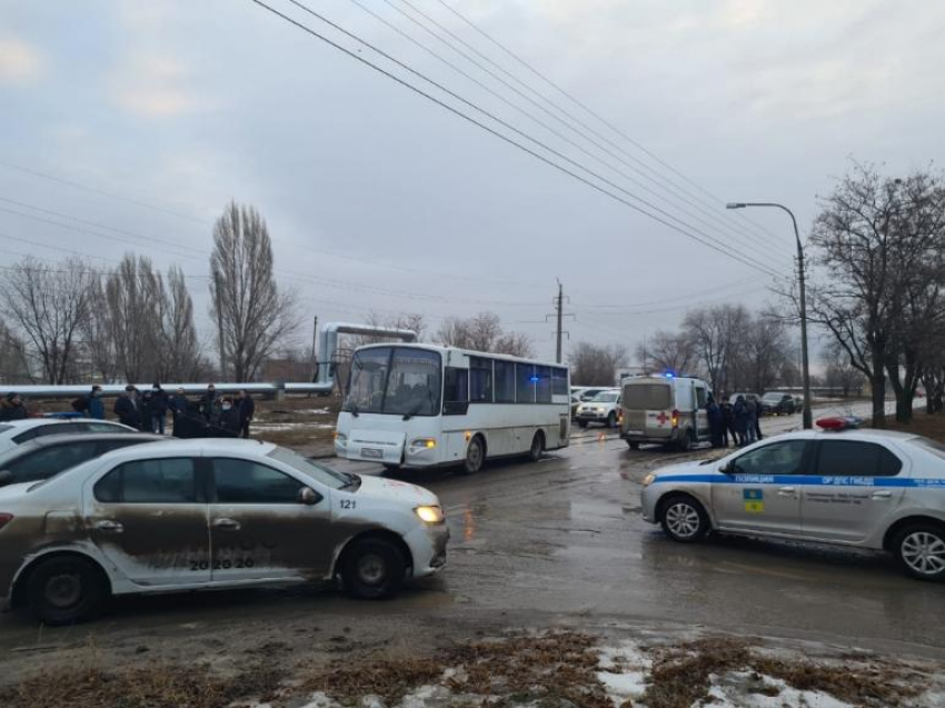 В Волжском автобус сбил мальчика, перебегавшего дорогу