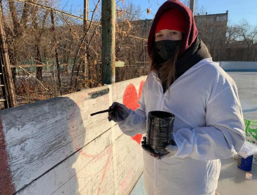 Волонтеры украсили каток в Волжском 