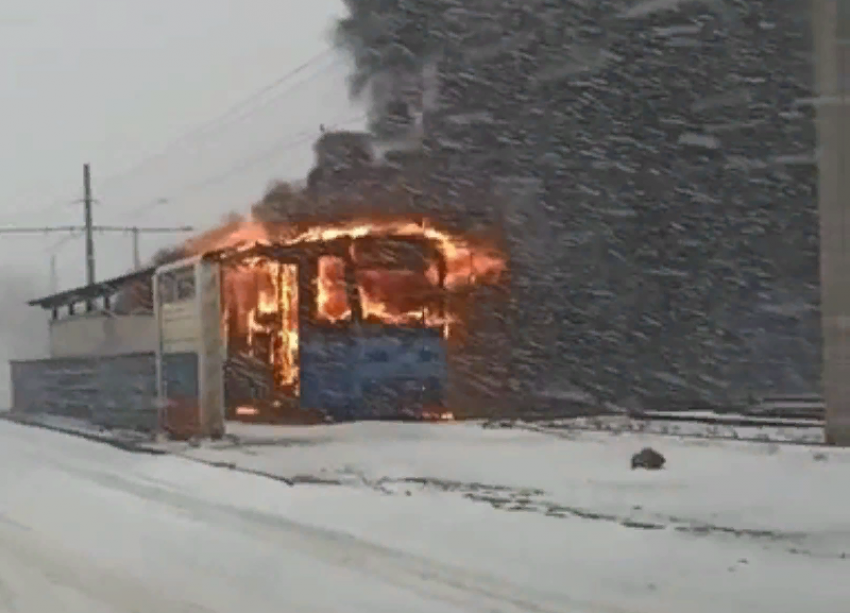 Загорелся на ходу с пассажирами: пожар в трамвае попал на видео
