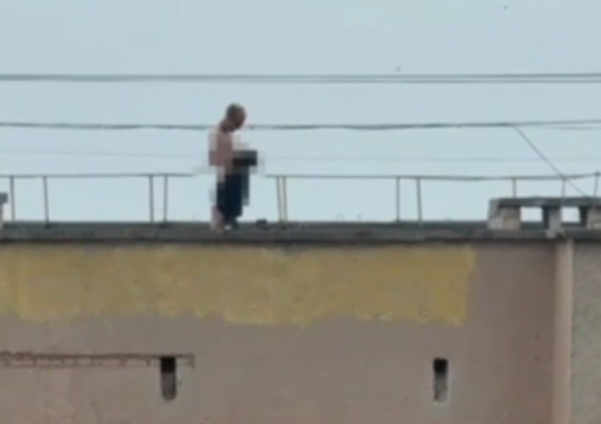 Залез на крышу и стал раздеваться: в Волжском мужчина устроил дебош