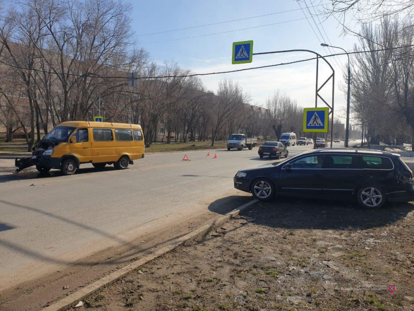 2 пассажира маршрутки пострадали в аварии в Волжском