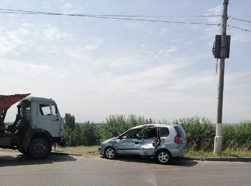 «КАМАЗ» выехал на встречку и врезался в иномарку на Волжской ГЭС