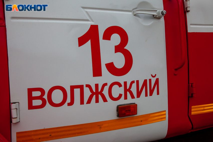 В Волжском поздним вечером вспыхнули вещи в кирпичном гараже