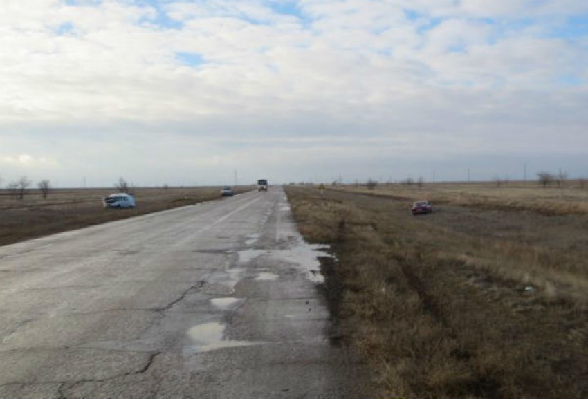 В Среднеахтубинском районе в результате аварии две машины слетели в кювет