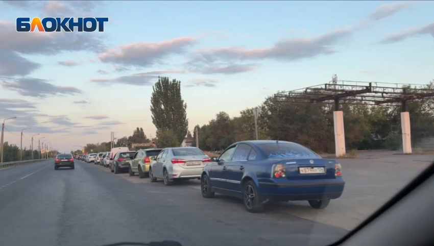 «20 минут в очереди — это еще норма»: в Волжском снова растут очереди на АЗС, а кое-где бензина нет вовсе