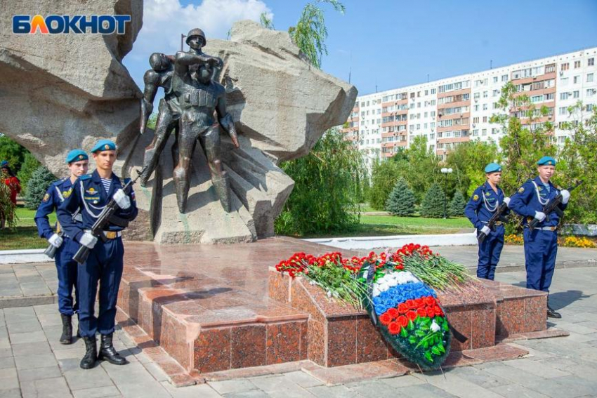 Парковые диваны и клубы установят у памятника воинам-интернационалистам в Волжском