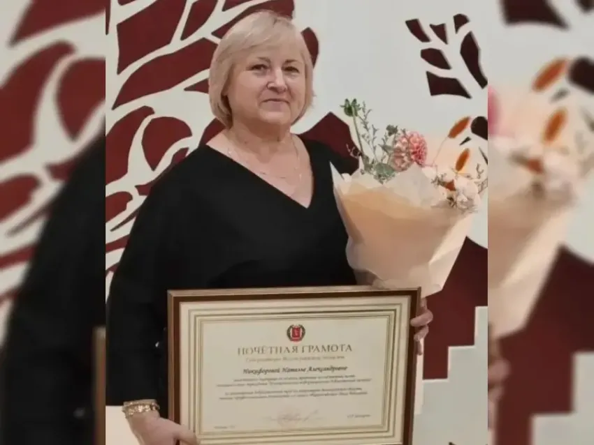 Наталью Александровну Никифорову сердечно поздравляет с Днем матери сын!