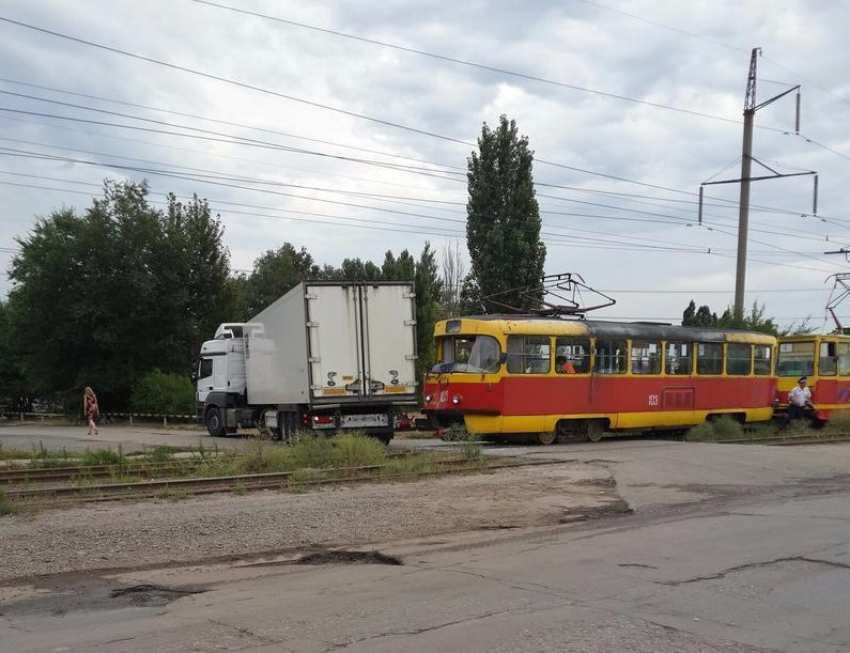 В Волжском трамвай столкнулся с грузовиком