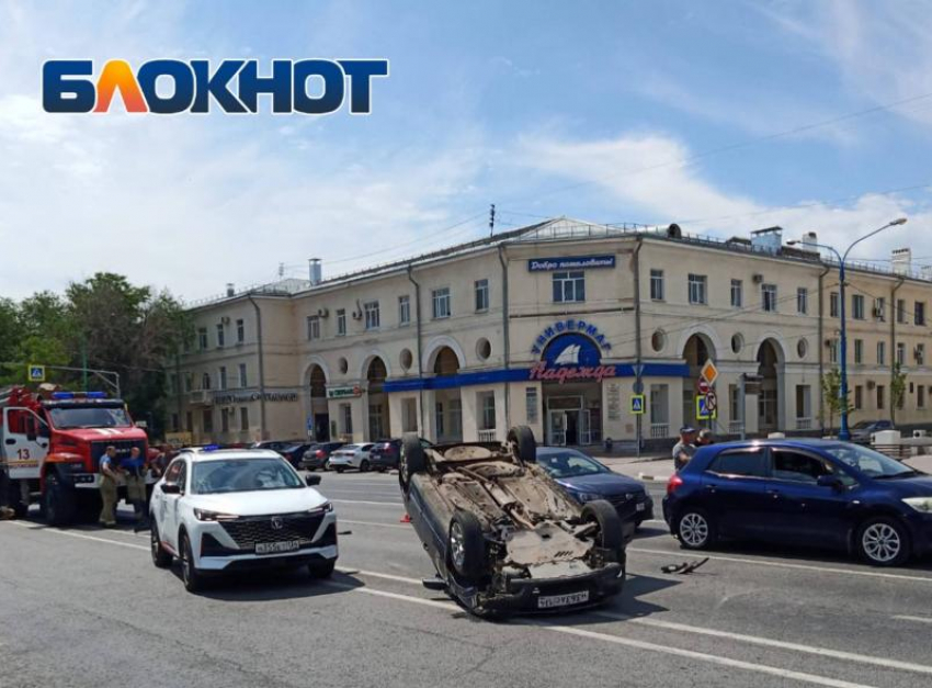 Страшная авария с перевертышем на площади Комсомольской в Волжском