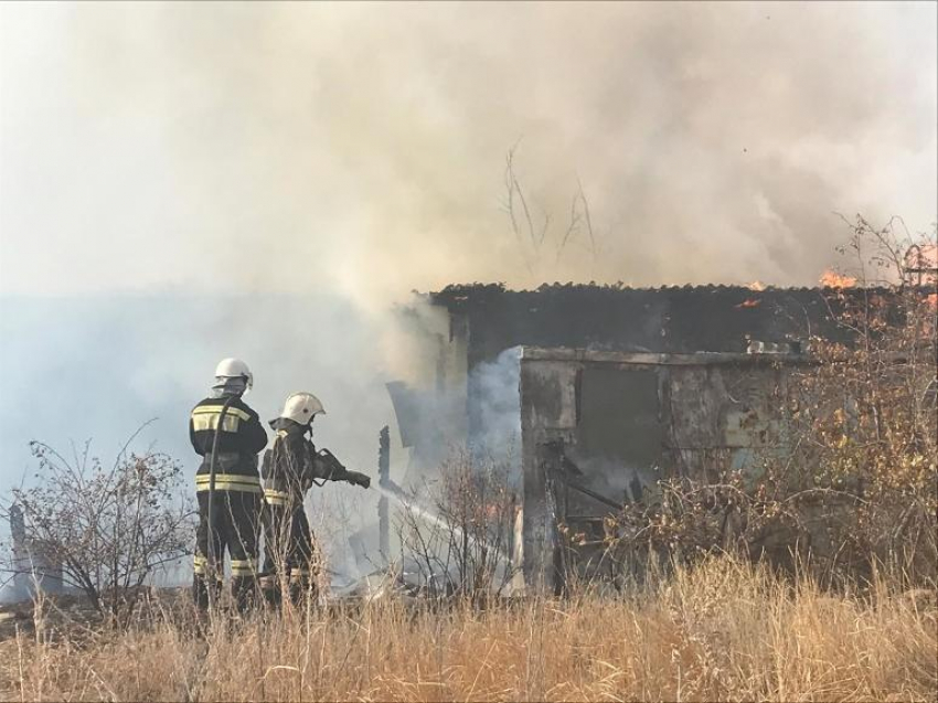 Огонь уничтожил баню и теплицу в Среднеахтубинском районе