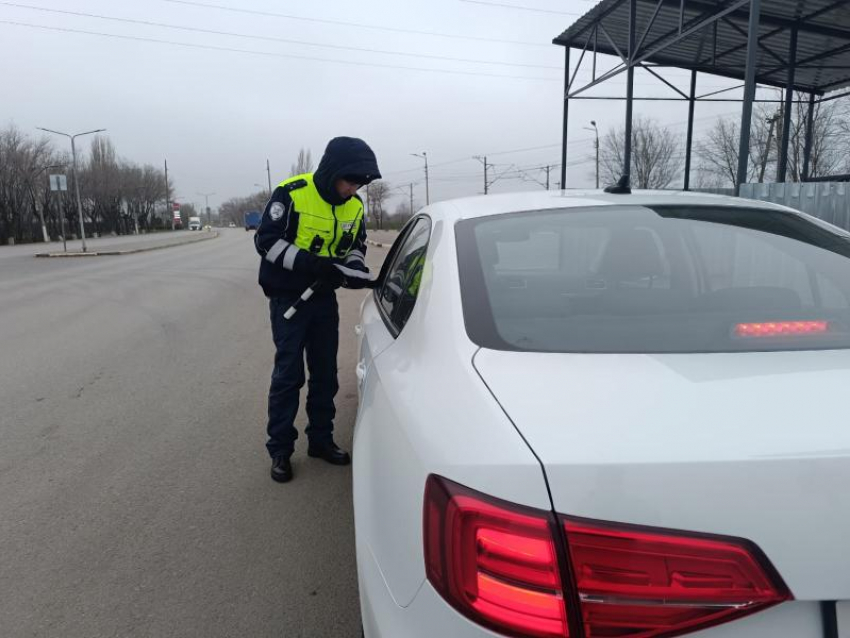 Урок бдительности и вежливости: в Волжском ГАИ напомнила водителям о безопасности пешеходов и самокатчиков