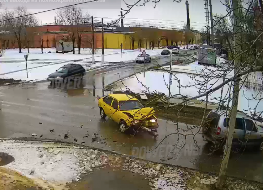 В Волжском разбились 2 авто на перекрестке: авария попала на видео