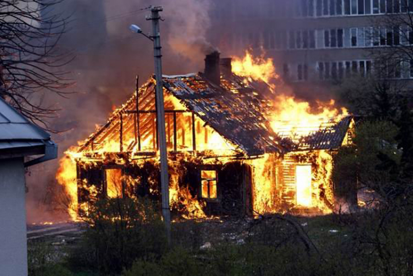 В Волгограде в частном доме заживо сгорела 2-летняя малышка