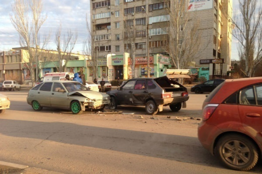 В Волжском в аварии на улице Ленина пострадали две легковушки