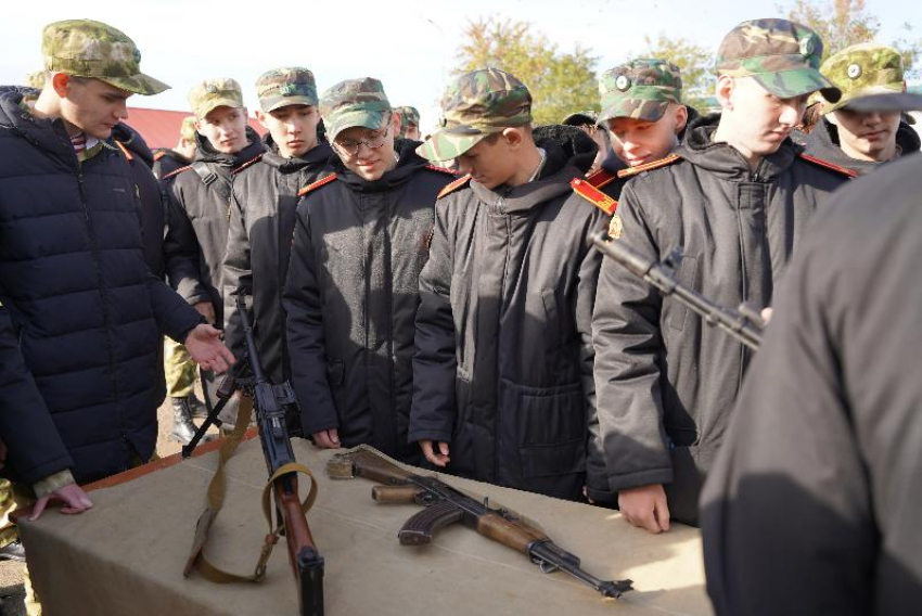 Волжских школьников познакомили с автоматами и пулеметами