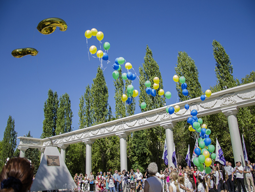 Воздушными шариками и скромным концертом поздравила администрация города волжских первостроителей