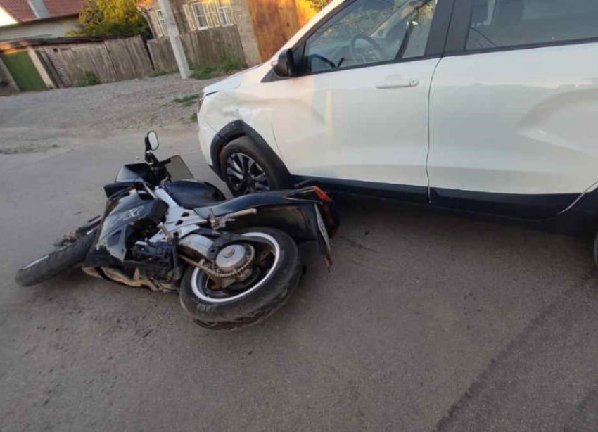 Мотоциклист попал в больницу после столкновения с авто в Волжском