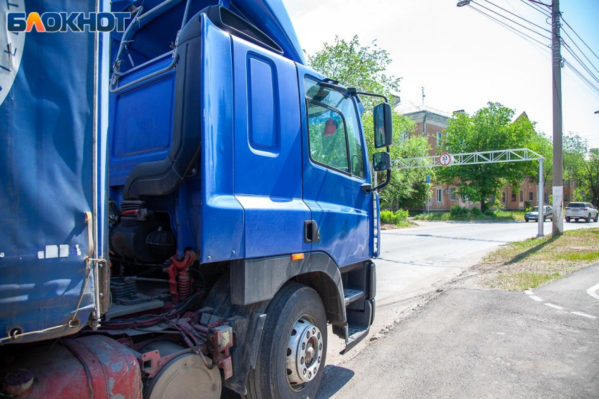 Волжанин выставил на продажу «бедную» арку на Набережной, которую уже трижды снесли
