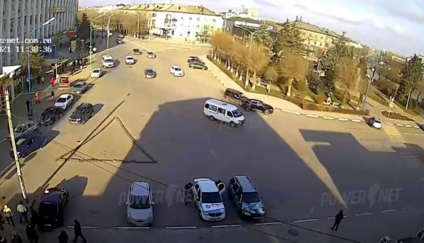 Тройное ДТП в Волжском попало на видео