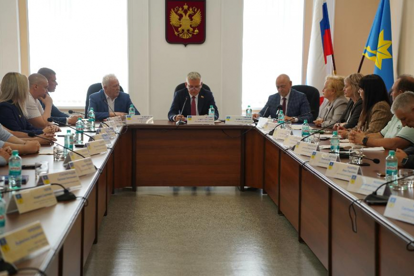 Глава Волжского Игорь Воронин отчитался перед депутатами о работе в 2025 году
