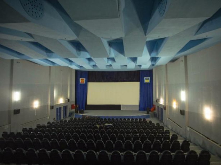 Волжан пригласили заполнить пустой зал «Юности» для просмотра кино