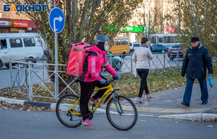 Доставщики еды на велосипедах терроризируют жителей Волжского