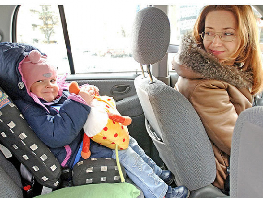 Мамы прокатят деток в автокреслах по центру Волжского